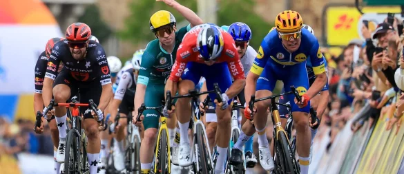 Danny van Poppel gewinnt den Sprint, wird von der Jury aber zurückgestuft. Es gewinnt Soren Waerenskjold (r). - © Jan Woitas/dpa