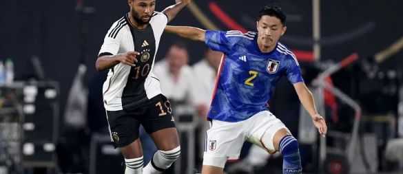Wechselt zu Werder Bremen: Japans Nationalspieler Yukinari Sugawara (r) (Archivbild) - © Swen Pförtner/dpa