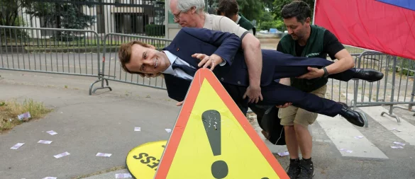 Mit der Wachsfigur von Präsident Macron haben Greenpeace-Aktivisten gegen die anhaltende französische Einfuhr von Gas und Kunstdünger aus Russland protestiert. (Archivbild) - © Thomas Samson/AFP/dpa