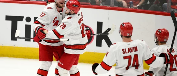 Die Carolina Hurricanes bejubeln den Einzug ins Finale der Eastern Conference. - © Nick Wass/AP/dpa