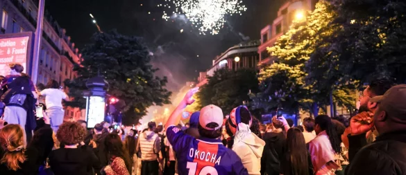 Bei den Feiern nach dem PSG-Sieg gab es Ausschreitungen mit 43 Festnahmen sowie einen Zwischenfall mit drei Verletzten. - © Thomas Padilla/AP/dpa