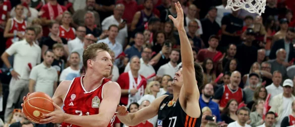 Justus Hollatz (links) und Ben Saraf kämpfen um den Ball. - © Matthias Stickel/dpa