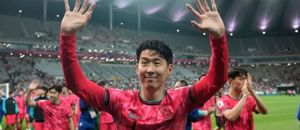 Heung-Min Son genießt bei den Spurs-Fans Kultstatus. (Archivbild) - © Ahn Young-joon/AP/dpa