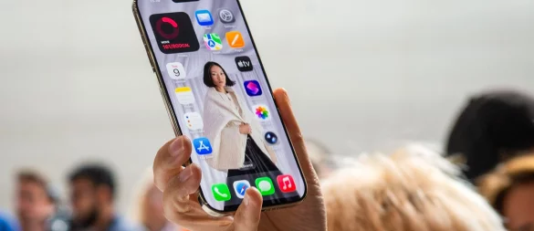 Das - mal abgesehen vom Kamerabuckel - bisher dünnste iPhone - das iPhone Air. Und taugt das was? - © Andrej Sokolow/dpa/dpa-tmn