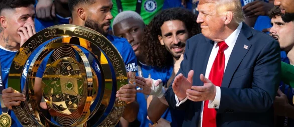 Marc Cucurella (Mitte) beobachtet die komischen Augenblicke zwischen seinem Kapitän Reece James und US-Präsident Donald Trump. - © Sven Hoppe/dpa