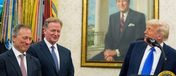Donald Trump verkündete Washington als Gastgeber für den NFL-Draft 2027 - im Beisein von NFL-Boss Roger Goodell (2.v.l.) und Josh Harris, dem Eigentümer der Washington Commanders. - © Alex Brandon/AP/dpa