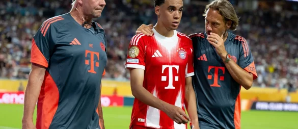 Beim Sieg gegen Boca Juniors musste Jamal Musiala (M), begleitet von Teamarzt und Physiotherapeut, angeschlagen vom Platz. - © Sven Hoppe/dpa