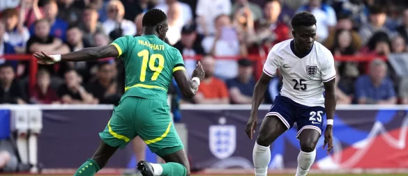 Englands Bukayo Saka (rechts) tat sich mit seinem Team gegen Senegal schwer - © Nick Potts/PA Wire/dpa