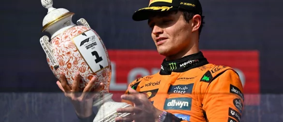 Lando Norris holte sich den Sieg in Ungarn mit einer gewagten Strategie. - © Denes Erdos/AP/dpa