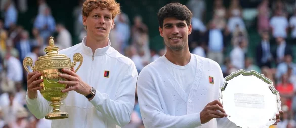 Jannik Sinner (l) entthront Carlos Alcaraz in Wimbledon. - © Kirsty Wigglesworth/AP/dpa