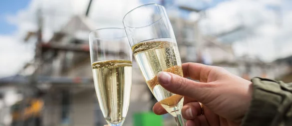 Wer sich ruhigen Gewissens auf sein Eigenheim freuen möchte, sollte vor dem Immobilienkauf alle Verträge unabhängig rechtlich prüfen lassen. - © Frank Rumpenhorst/dpa-tmn