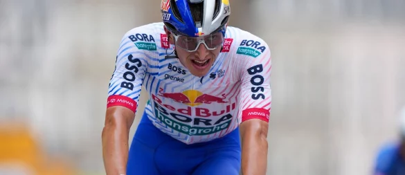 Erstmals bei der Tour dabei und direkt im Rampenlicht: Florian Lipowitz - © Roth/dpa