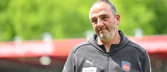 Für Heidenheims Trainer Frank Schmidt geht es in der Relegation gegen Elversberg um viel. - © Harry Langer/dpa