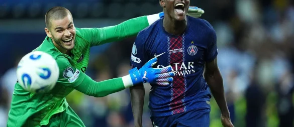 Torwart Lucas Chevalier (l) und Nuno Mendes von Paris Saint-Germain feiern den Supercup-Sieg gegen Tottenham Hotspur. - © Adam Davy/PA Wire/dpa