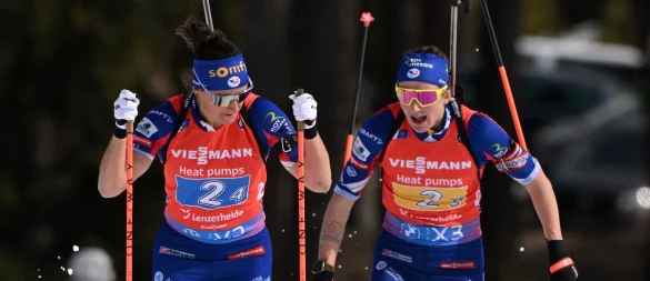 Redeten lange kein Wort miteinander: Julia Simon (l) und Justine Braisaz-Bouchet (r). (Archivbild) - © Martin Schutt/dpa