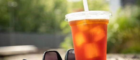 Cold Brew Kaffee mit Eiswürfeln: Da bei der Mazeration keine Bitterstoffe gelöst werden, schmeckt er mild und weich. - © Christin Klose/dpa-tmn