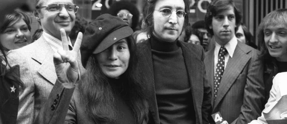Yoko Ono und John Lennon 1972 in New York (Archivbild). - © Uncredited/AP/dpa