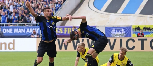Der 1. FC Saarbrücken sichert sich auch durch ein Tor von Kai Brünker (l) den Relegationsplatz zur 2. Bundesliga. - © Fabian Kleer/Fussball-News-Saarland/dpa