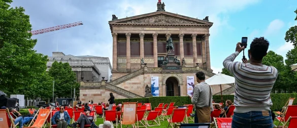 Besucher informierten sich beim Festwochenende auf der Museumsinsel über Architektur und Geschichte oder lauschten den Konzerten im Kolonnadenhof. - © Jens Kalaene/dpa
