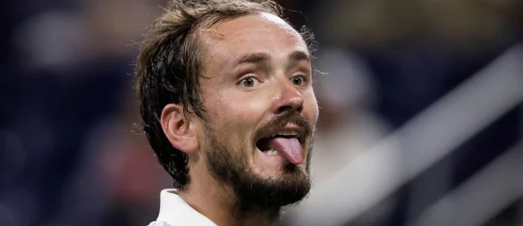 Im Match von Daniil Medwedew kam es zu irren Szenen. - © Adam Hunger/AP/dpa