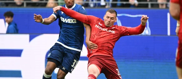 Umkämpftes Duell: Kaiserslauterns Sirch im Duell mit Conte vom KSC. - © Uli Deck/dpa