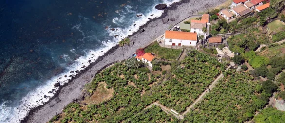 Gilt als die Wiege des Madeira-Weins: das Weingut Fajã dos Padres, geschützt gelegen vor einer steilen Felswand an der Küste. - © Manuel Meyer/dpa-tmn