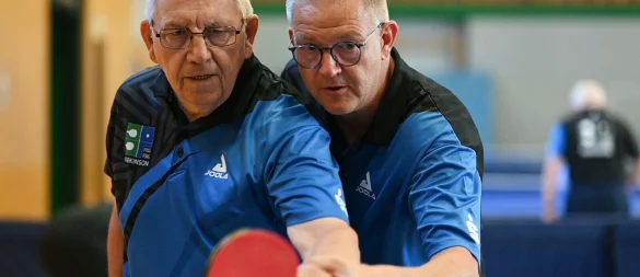 Tischtennis-Training mit Parkinson-Patienten: Sven Hinrichs (r) vom Verein PingPongParkinson in Warsingsfehn. - © Lars Penning/dpa