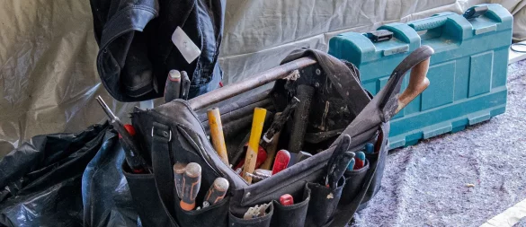 Dokumentation ist entscheidend: Bei Problemen mit Handwerkern sollten alle Arbeiten und Rechnungen genau dokumentiert werden, um im Streitfall Beweise zu haben. - © Laura Ludwig/dpa-tmn