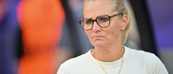 Hat klare Worte gegen Hasskommentare gegen eine ihrer Spielerinnen gefunden: Sarina Wiegman. - © Sebastian Christoph Gollnow/dpa