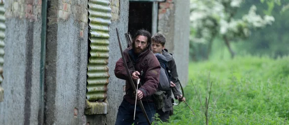 Jamie (Aaron Taylor-Johnson) erkundet mit seinem Sohn Spike (Alfie Williams) das Festland, wo es vor Infizierten wimmelt. - © -/Sony/dpa