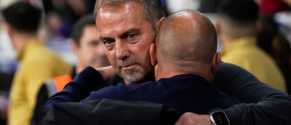 Hansi Flick feiert seinen ersten Meistertitel als Trainer im Ausland. - © Jose Breton/AP/dpa