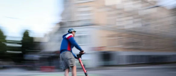 Gerade wenn man das Tempo von 20 km/h ausreizt, kann es bei einem Sturz mit dem E-Scooter zu schweren Unfällen kommen. - © Christian Charisius/dpa/dpa-tmn