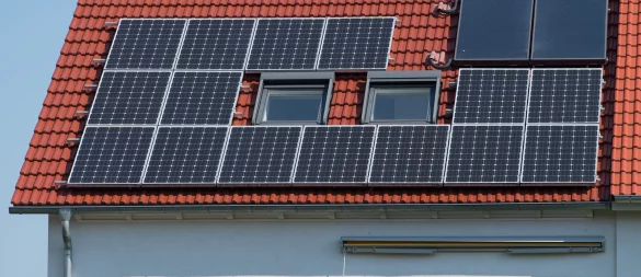 Wer optimal profitieren will, sollte vor der Installation der PV-Anlage darauf achten, in welche Himmelsrichtung das Dach ausgerichtet ist. - © Uwe Anspach/dpa-tmn