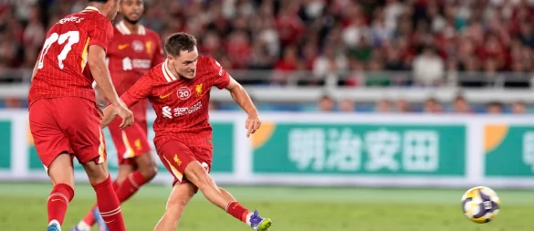 Florian Wirtz zieht ab und erzielt sein erstes Tor für die Reds. - © Eugene Hoshiko/AP/dpa