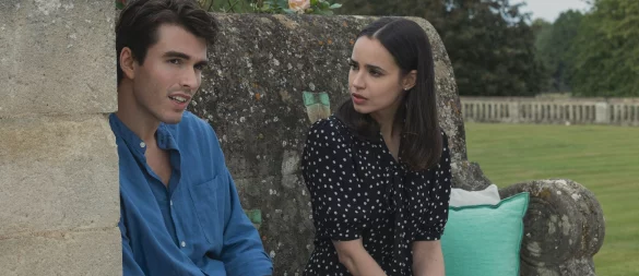 Jamie und Anna lernen sich unter turbulenten Umständen in Oxford kennen. - © Chris Baker/Netflix/dpa
