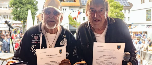 Die Brüder Karl-Heinz und Bernd Ulrich, besser bekannt als Die Amigos, freuen sich über die Verleihung der Ehrenbürgerschaft der Stadt Hungen. - © Christian Lademann/dpa