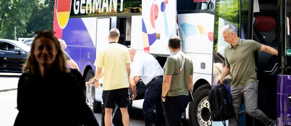 Ausstieg in Zürich: Bundestrainer Christian Wück will die deutschen Fußballerinnen zum EM-Titel führen. - © Sebastian Christoph Gollnow/dpa
