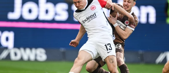 Frankfurts Rasmus Kristensen (l) erzielte nach nur 24 Sekunden die Führung gegen den FC St. Pauli. - © Arne Dedert/dpa