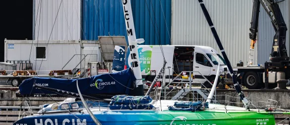 Nach Crash beim Ocean Race: Die beschädigte Rennjacht vom Team «Holcim-PRB» liegt am Dock einer Kieler Werft. - © Frank Molter/dpa