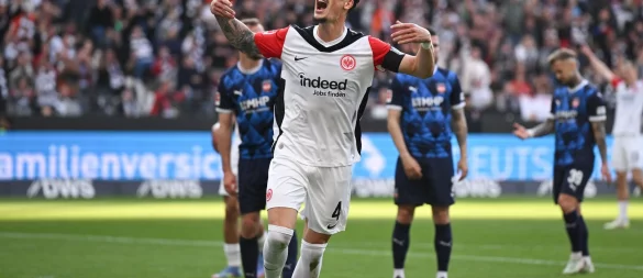 Robin Koch hat seinen Vertrag bei Eintracht Frankfurt bis 2030 verlängert. - © Arne Dedert/dpa