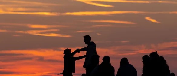 Man kann für sein Glück etwas tun - und zwar für sich und auch mit anderen Menschen. - © Sven Hoppe/dpa/dpa-tmn