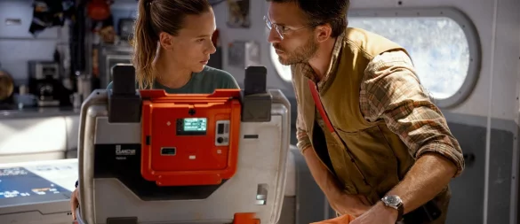Scarlett Johansson (l) als Zora Bennett und Jonathan Bailey als Dr. Henry Loomis in einer Szene des Films «Jurassic World: Die Wiedergeburt». - © Jasin Boland/Universal Pictures/dpa