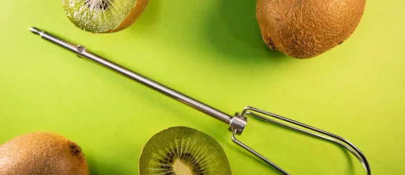 Lässt sich eine Kiwi mit einem Rührbesen-Aufsatz einfach schälen und in Stückchen teilen? - © Christin Klose/dpa-tmn