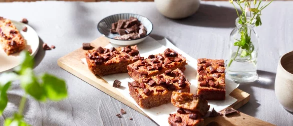 In Kombination mit Zutaten wie Leinsamen oder Quinoa wird der «Kartoffel-Flapjack» zu einer echten Ballaststoff- und Energiequelle. - © KMG/die-kartoffel.de/dpa-tmn
