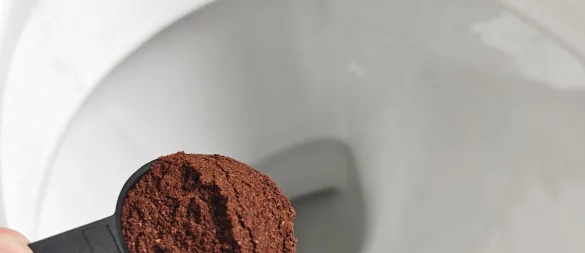Kann man sich sparen: Geht man nach dem Social-Media-Hack vor und gibt zwei Löffel Kaffeepulver in die Toilette, ist das bestenfalls wirkungslos. - © Till Simon Nagel/dpa-tmn