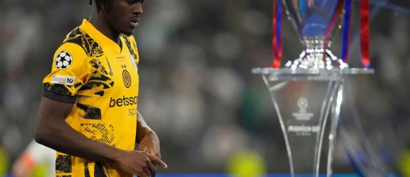 Kein Pokal und verletzt: Ein gebrauchter Tag für Yann Aurel Bisseck. - © Matthias Schrader/AP/dpa