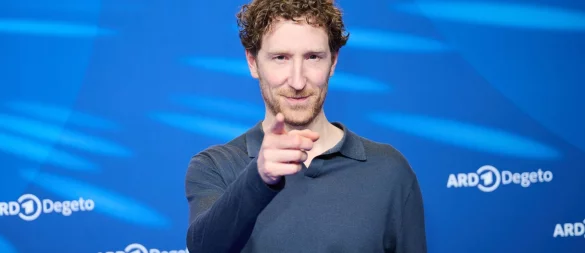 Dass es in Talkshows oft keine Einigkeit gibt, hält Moderator Louis Klamroth für normal. (Archivbild) - © Annette Riedl/dpa