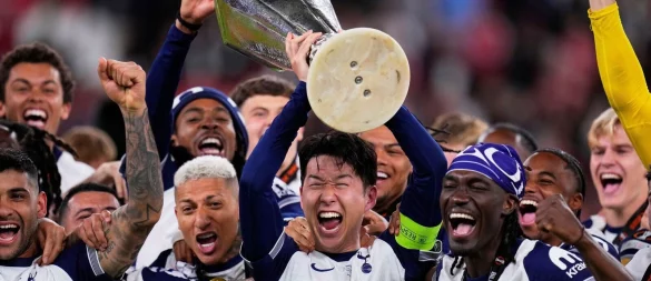 Kapitän Heung-Min Son bejubelt seine erste Trophäe mit Tottenham Hotspur. - © Manu Fernandez/AP/dpa