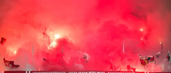 Das Feuerwerk kommt den VfB Stuttgart teuer zu stehen. - © Sebastian Gollnow/dpa
