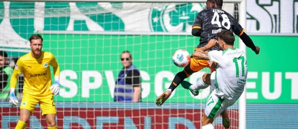 Nach wenigen Sekunden beging Fürths Noah König ein Foul. - © Daniel Karmann/dpa